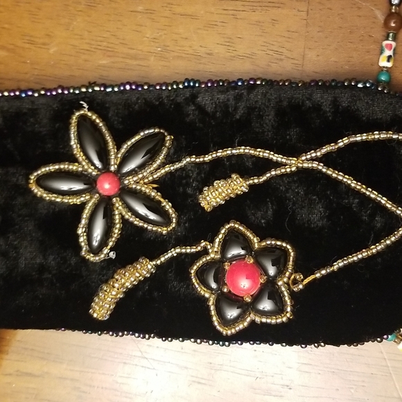 $5 ITEM. Small velvet bag with beads. MUST BUNDLE WITH OTHER ITEMS - Picture 3 of 10